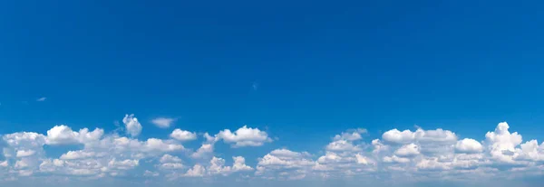 Panoramiczna Puszysta Chmura Błękitnym Niebie Niebo Chmurą Słoneczny Dzień — Zdjęcie stockowe