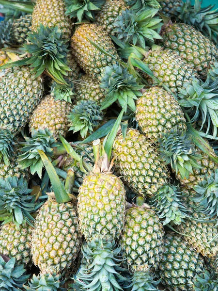 パイナップル 芳香族で構成される大規模なジューシーな熱帯果実 — ストック写真