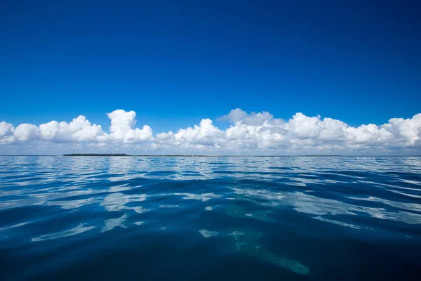 Mraky Modré Obloze Nad Klidným Mořem Odrazem Slunečního Světla — Stock fotografie
