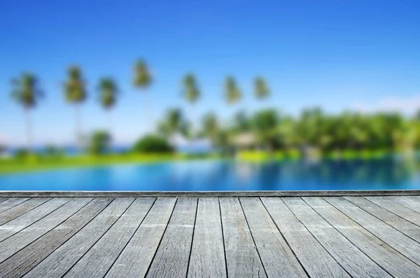 Schwimmbad Mit Kokosnussbaum Und Weißem Sonnenschirm — Stockfoto