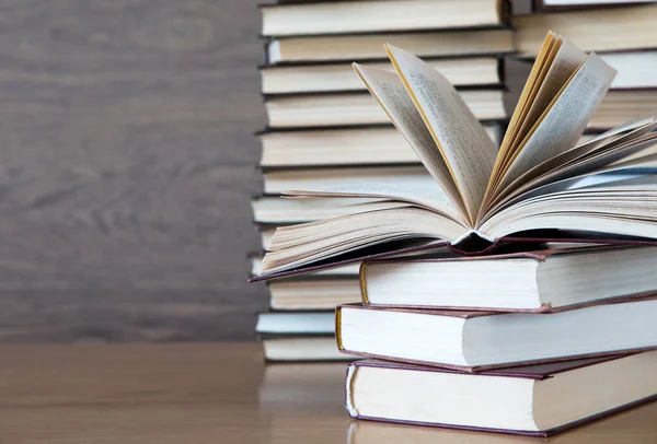 Boeken Houten Dek Tafelblad — Stockfoto