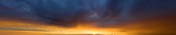 Panorama Gökyüzü Gündoğumu Gökyüzü Arka Planında Güzel Bir Bulut Gökyüzü — Stok fotoğraf