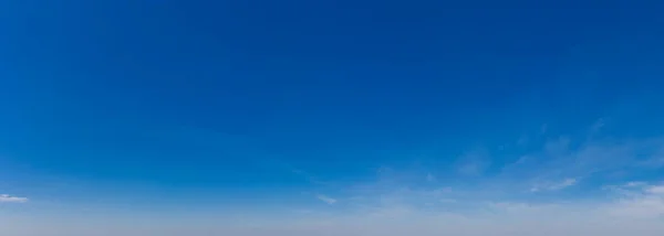 Панорама Синее Небо Белые Облака Пушистое Облако Фоне Голубого Неба — стоковое фото