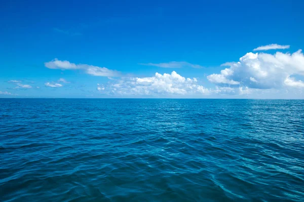 Nuvens Céu Azul Sobre Mar Calmo Com Reflexão Luz Solar — Fotografia de Stock