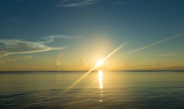 Πολύχρωμο Ηλιοβασίλεμα Πάνω Από Τον Ωκεανό Τροπικό Νησί — Φωτογραφία Αρχείου