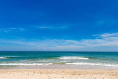 Sahili olan güzel tropik Maldivler adası. 