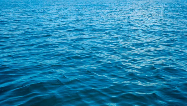 Blaues Wasser Mit Sonnenreflexen — Stockfoto