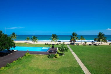 Otelle yüzme havuzu. 