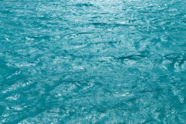 Güneş yansımalı mavi su