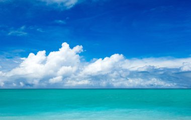 Mavi deniz ve mavi gökyüzü