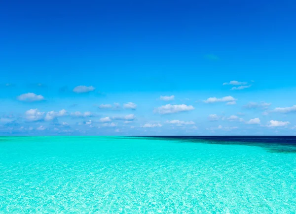 Wolken Blauwe Lucht Boven Kalme Zee Met Zonlicht Reflectie — Stockfoto