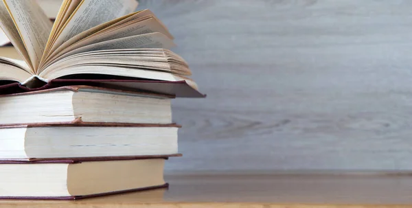 Bücher Auf Holzdeck Tischplatte — Stockfoto