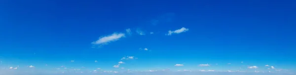 Ciel Bleu Fond Avec Des Nuages Minuscules Panorama Arrière Plan — Photo