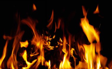 Şöminede güzel bir ateş.  