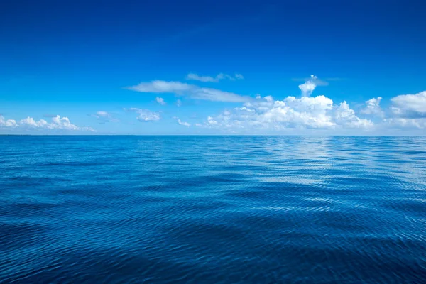 Nubes Cielo Azul Sobre Mar Tranquilo Con Reflejo Luz Del —  Fotos de Stock