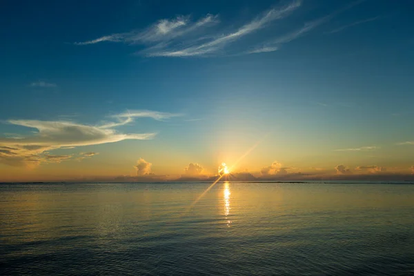 Tramonto Colorato Sull Oceano Sull Isola Tropicale — Foto Stock