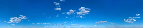 Πανόραμα Μπλε Ουρανός Και Λευκά Σύννεφα Bfluffy Σύννεφο Στο Μπλε — Φωτογραφία Αρχείου