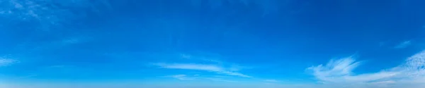 Panorama Blue Sky Bílé Mraky Nadýchaný Mrak Modrém Pozadí Oblohy — Stock fotografie