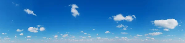 小さな雲と青空の背景 パノラマ背景 — ストック写真