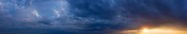 パノラマの空 日の出の空の背景に美しい雲 空のバナーの背景 — ストック写真