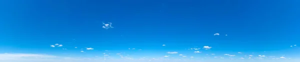 Tło Blue Sky Malutkimi Chmurami Tło Panoramy — Zdjęcie stockowe