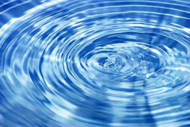 Su damlası aşağı düşüyor