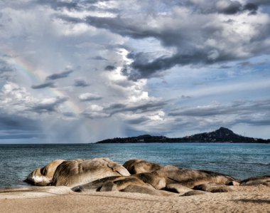 Denizin üzerinde gün batımı