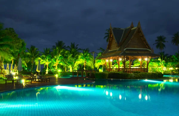 Piscina en iluminación nocturna — Foto de Stock