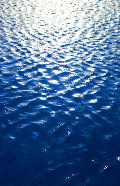Вода з сонячними відбиттями — стокове фото