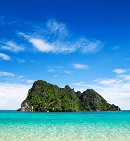 Beach and tropical sea — Stock Photo, Image