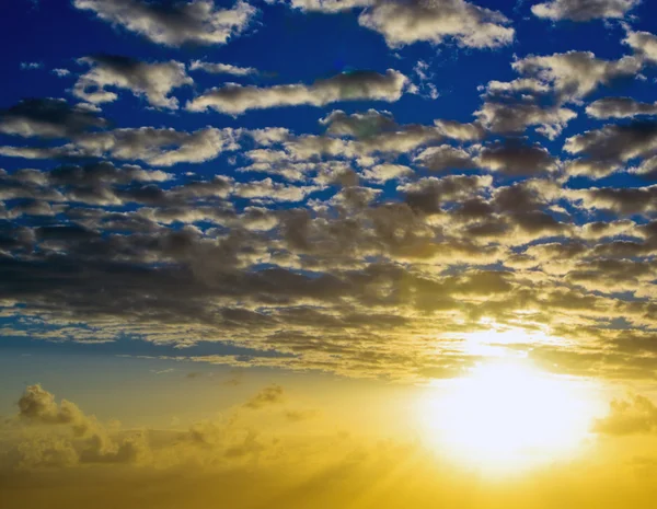 Sullo sfondo del cielo all'alba. — Foto Stock