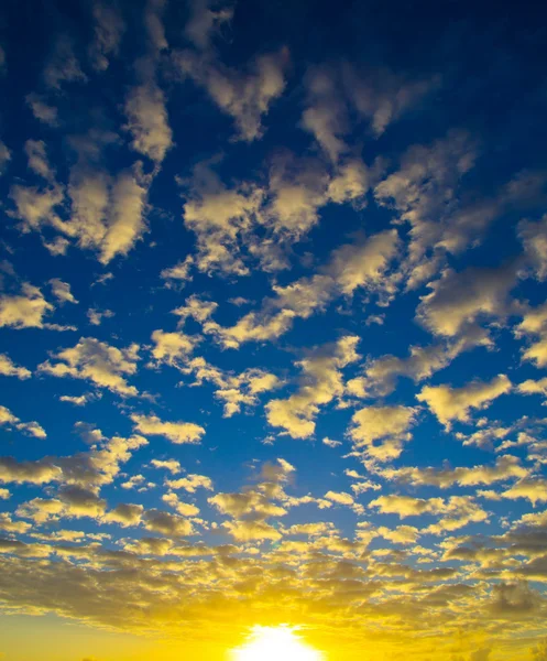 Himmelshintergrund bei Sonnenaufgang. — Stockfoto