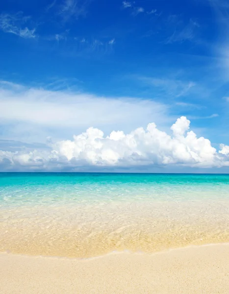 Beach and tropical sea — Stock Photo, Image