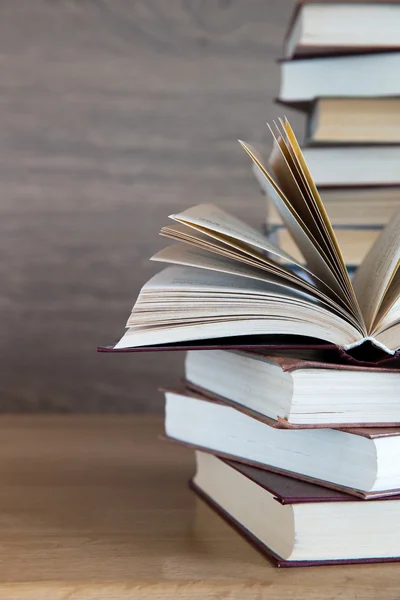 Boeken op tafel — Stockfoto