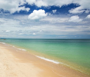 deniz ve mavi gökyüzü