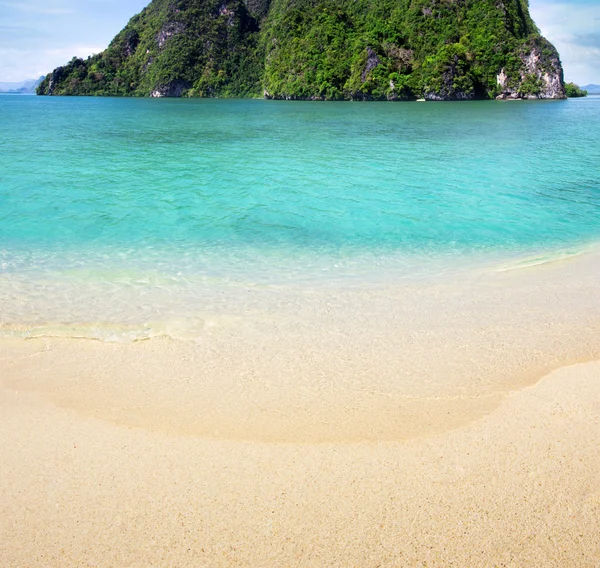 Strand und tropisches Meer — Stockfoto