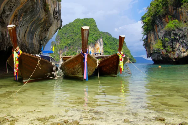 Tropikalnej plaży, longtail łodzi — Zdjęcie stockowe