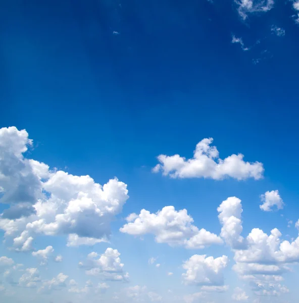 Weiße flauschige Wolken — Stockfoto