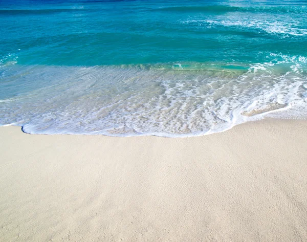 Strand und tropisches Meer — Stockfoto