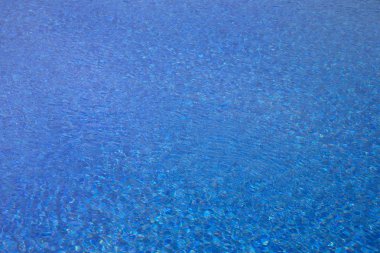 Güneş yansımaları ile su