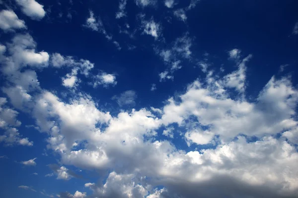 Nubes en el cielo azul —  Fotos de Stock