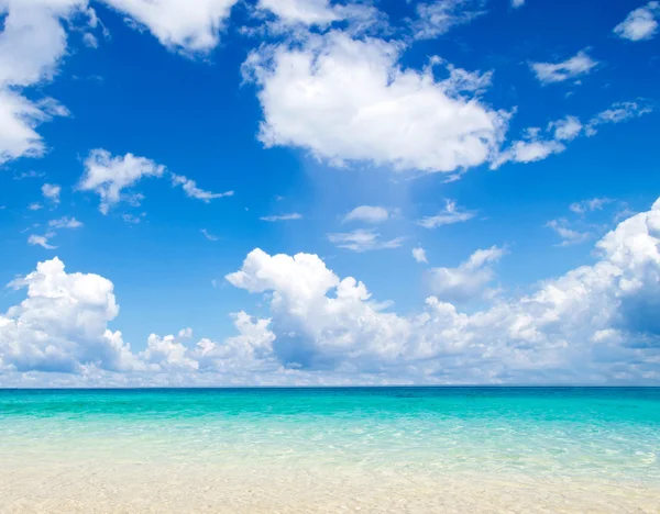 Spiaggia e mare tropicale — Foto Stock