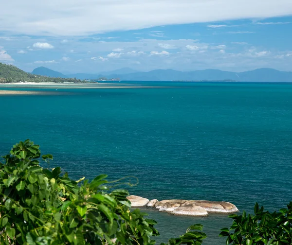 Plage et mer tropicale — Photo