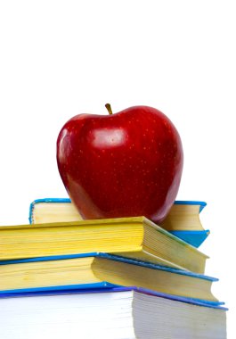 Kırmızı elma ve kitaplar
