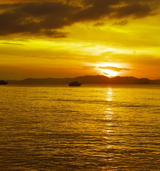 Kumsalda gün batımı