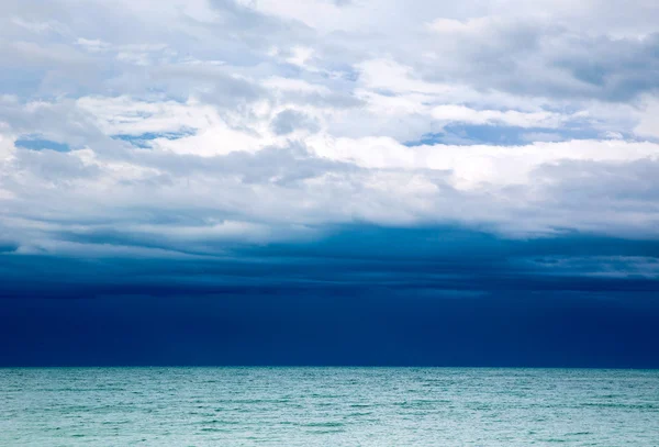 Tropische zee en blauwe hemel — Stockfoto