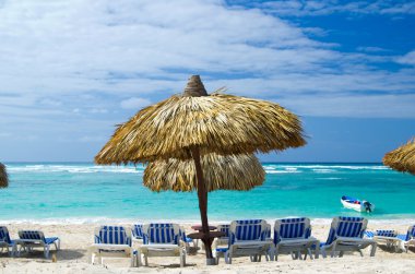 tropikal deniz ve mavi gökyüzü