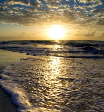 Denizin üstünde gün batımı