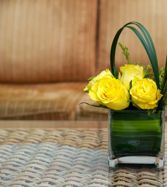 Rosa blommor på ett bord — Stockfoto