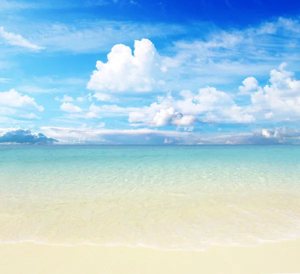 Playa y mar tropical — Foto de Stock